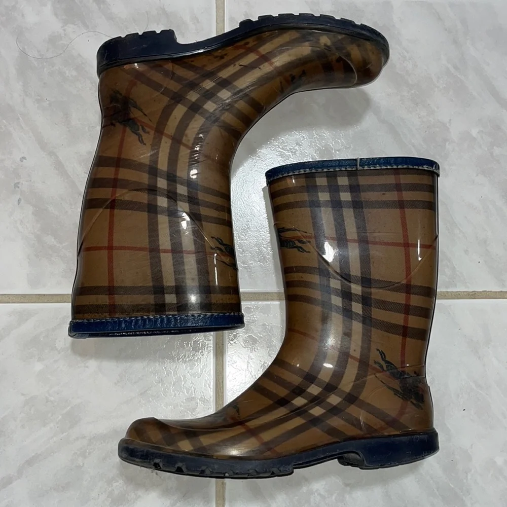 Burberry rain boots - Picture 2 of 10